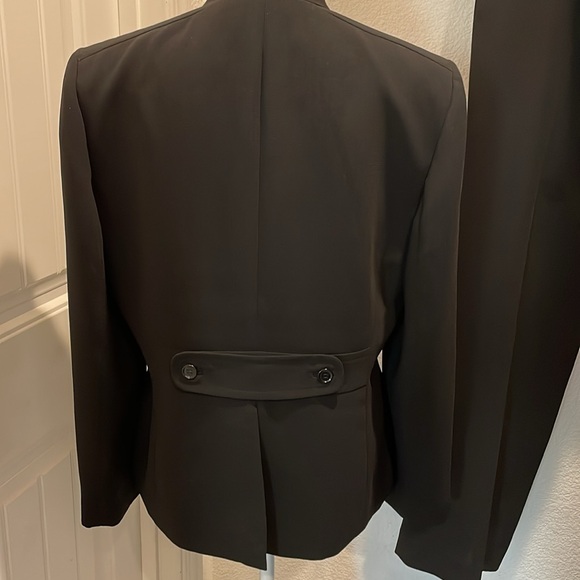 Calvin Klein 2 pc suit. High neck collar jkt w/pkts. Classic slacks w/side pkts. - Picture 5 of 14